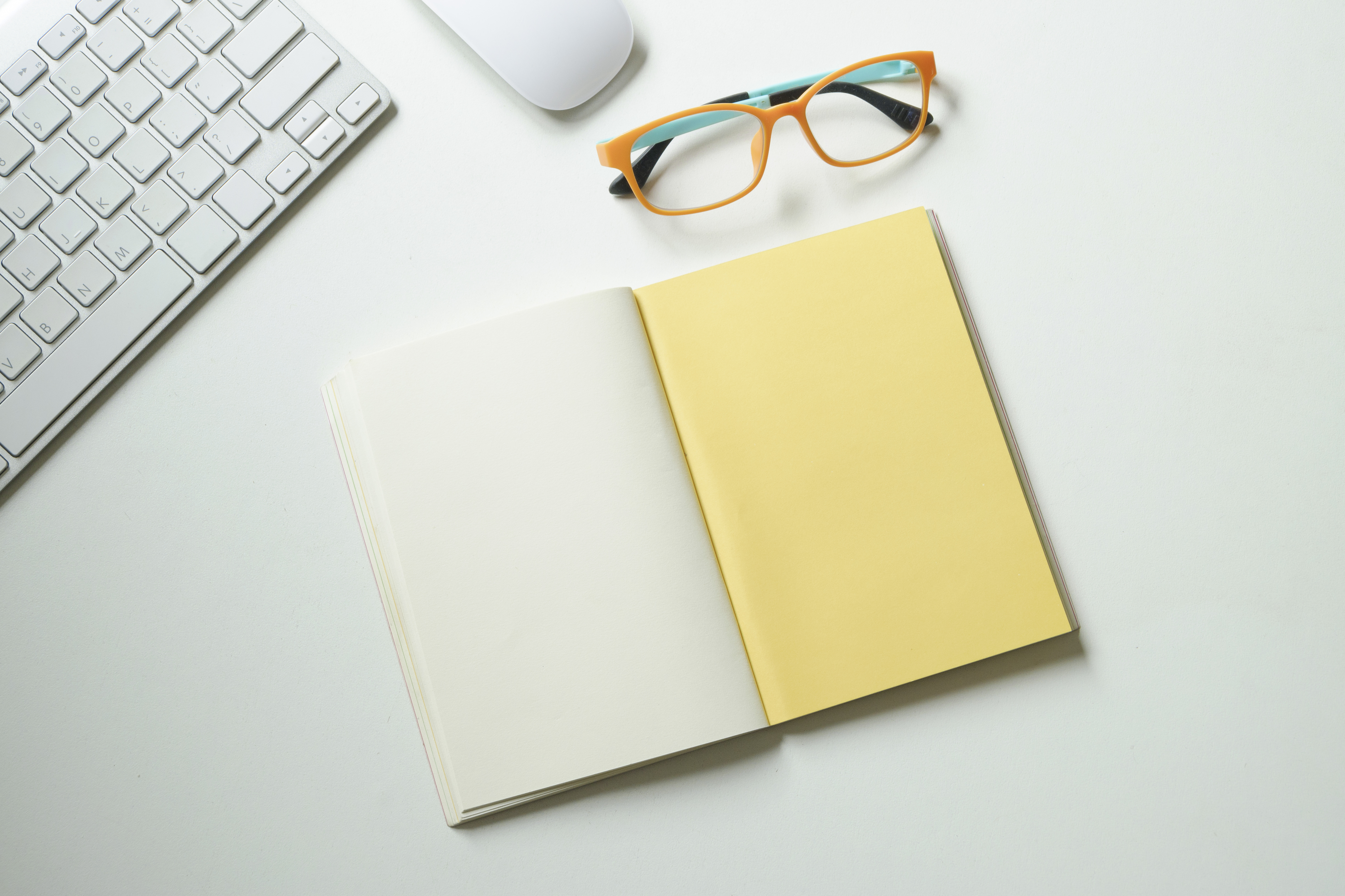 KWS_schreibtisch_mit_notizbuch_brille_mouse_keyboard.jpeg